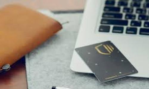 区块链示意图是用来图示化区块链技术工作原理的一种图形表达，通常通过图形、符号或流程图展示区块链的构造元素及其相互关系。区块链是一种去中心化的数据库技术，具有不可篡改、透明性和安全性的特征，常用于数字货币、智能合约和供应链管理等多个领域。

### 区块链示意图的基本元素

区块链示意图通常包含以下几个基本元素：

1. **区块**：区块是区块链的基本组成部分，每个区块中包含一定数量的交易记录，并指向前一个区块（形成链条结构）。
2. **链条**：区块之间通过哈希值连接，形成一个不可更改的数据链。
3. **节点**：区块链网络中的计算机，每个节点都保留着整个区块链的副本。
4. **交易**：依赖于区块链的功能，交易是指在网络中进行的数字资产转移。
5. **共识机制**：为了确保所有节点对区块链的内容达成一致，不同类型的共识机制（如工作量证明、股份证明等）被用于验证交易和生成新区块。

### 区块链示意图的重要性

区块链示意图不仅帮助技术人员和开发者理解系统架构，也为非技术人员提供了直观的了解方式。它通过视觉效果简化了区块链的复杂逻辑，使得更多的人能够参与到这一技术的学习与应用中。

### 区块链示意图的应用

区块链示意图被广泛应用于教育、技术推广、项目呈现等多个领域。通过可视化的形式，技术提供者可以更清晰地向潜在用户或投资者阐述其项目理念及实现方式，提升沟通效率。

### 区块链示意图的创建

创建有效的区块链示意图时，可以考虑以下几个步骤：

1. **明确目标受众**：确定图示将要展示给哪类人群，并根据他们的水平调整复杂程度。
2. **选择合适的工具**：现今有很多设计工具可供使用，例如Visio、Lucidchart和在线图表制作工具等。
3. **排列逻辑结构**：将区块、链条、节点及交易等元素按逻辑顺序排列，以清晰展示信息流动。
4. **添加说明**：对每个元素添加简短的说明，帮助观众理解图示所传达的信息。

### 相关问题

#### 问题一：区块链如何确保数据安全性？

区块链是一种典型的去中心化技术，其安全性来自于多个方面。首先，每个区块中不仅包含交易信息，还包括前一个区块的哈希值，这种设计使得数据的篡改变得极为困难。如果试图改变某个区块内的数据，必须重新计算之后所有区块的哈希值，这在计算上几乎是不可能的。其次，区块链网络中的每个节点都保存着完整的区块链副本，当新的交易被添加时，需要经过网络中各个节点的验证，只有达成共识后，交易才会被记录在区块中。最后，区块链技术通常会引入加密技术，例如使用公共和私有密钥进行身份验证，这进一步增强了安全性。

此外，许多区块链还会采用分布式账本技术，网络中并不是单一的中心节点，而是由多个节点共同维护一个账本。这种方式不仅提高了数据透明度，还增加了系统的容错能力，即使某个节点出现故障，整个网络仍然能够正常运作。此外，通过分散存储，在某一部分受到攻击时，整个网络并不会受到影响，确保了数据的完整性和可用性。

#### 问题二：区块链技术的应用场景有哪些？

区块链技术因其透明性和安全性被广泛应用于多个领域。最初，它的主要应用是在数字货币，例如比特币。随着技术的发展，区块链逐渐延伸到了其他领域，如供应链管理、金融、医疗、政府管理等。例如，在供应链管理中，区块链可以用于追踪和记录产品从生产到运输的整个过程，确保产品的真实性和来源透明。在金融行业，区块链可用于实时结算和跨国支付，降低了交易成本和时间。

在医疗行业，区块链技术可以存储患者的医疗记录，确保信息的隐私性和安全性，使得患者可以方便地在不同的医疗机构间共享自己的医疗信息。而在政府管理方面，区块链可用于选票记录、公共资产管理等，提升透明度和降低舞弊风险。

此外，区块链还被应用于版权保护、数字身份认证等新兴领域，帮助用户掌控自己的数据和身份信息。随着技术的不断发展，我们可以预见未来更多的行业将会采用区块链技术，推动数字经济的转型升级。

#### 问题三：区块链技术的挑战有哪些？

尽管区块链技术具备许多优势，但在其应用的过程中依然面临挑战。首先，技术的可扩展性是一个主要问题。许多区块链系统在处理大量交易时往往会遇到性能瓶颈，导致交易确认时间延长，用户体验降低。为了解决这个问题，研究人员正在探索各种技术方案，如侧链、闪电网络等，试图提升区块链的交易处理能力。

其次，合规性也是一个严峻挑战。由于区块链的去中心化特性，数据存储分散在全球不同的节点上，这可能导致在法律和合规问题上的复杂性。各国对数据隐私、反洗钱等法规的要求不同，如何在一个去中心化的网络中保证合规性是一大难题。

此外，用户对区块链技术的理解与接受度也是一种障碍。尽管区块链在某些领域展现出了巨大的潜力，但普通民众对其工作原理普遍缺乏了解，这影响了其广泛应用。为此，需要更多的教育和推广，以帮助公众理解和使用这项技术。

#### 问题四：区块链未来的发展趋势是什么？

展望未来，区块链技术将继续朝着更加广泛和深入的方向发展。首先，在数据隐私和安全方面，随着技术的发展，将会出现更多的隐私保护机制，使得用户可以在保证隐私的前提下，使用区块链技术。同时，数据共享和治理模式也将逐渐成熟，为各行业提供更灵活的解决方案。

其次，跨链技术将成为一个重要趋势。由于目前市场上存在多种不同的区块链平台，如何实现各个平台间的数据和资产互通，将成为区块链发展的关键。跨链技术的出现将为用户提供更多的选择，提高区块链系统的互操作性。

此外，监管与合作将是未来区块链生态的重要组成部分。各国政府和机构逐渐认识到区块链技术的潜力，推动相关政策和规范的建立，而行业间的合作也将促进技术快速发展。

最后，区块链与人工智能、物联网等技术的结合将带来新的机遇。这些新技术一旦与区块链相结合，将极大提升数据的价值，推动智能合约和自动化决策的发展。

通过以上的详细介绍和探讨，我们可以看到，区块链操作的示意图不仅是理解技术的桥梁，区块链本身也在各个领域蓬勃发展，未来的潜力无限。
